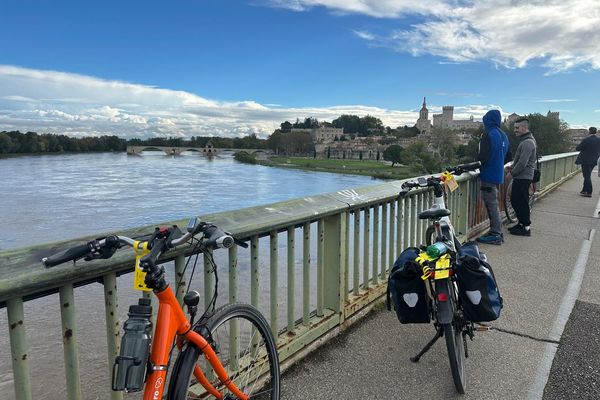 Après un pic de montée des eaux au milieu de la nuit à Avignon, le Rhône a amorcé une décrue très progressive ce vendredi 18 octobre.