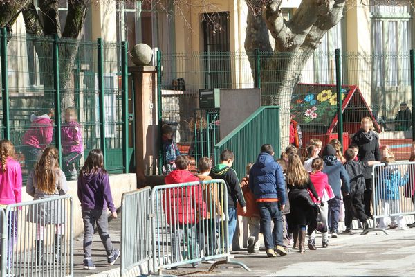 Scolarisé au groupe scolaire Jules Ferry de Sospel, le petit Adam, autiste, n'est autorisé plus qu'à une heure de classe par jour.