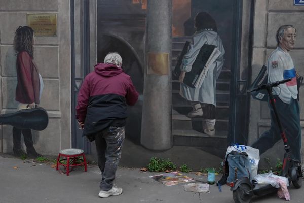 L'abbé Pierre a définitivement disparu de la fresque des Lyonnais ce vendredi 28 novembre 2024. Un peintre de Cité Création a repeint cette partie de la fresque.