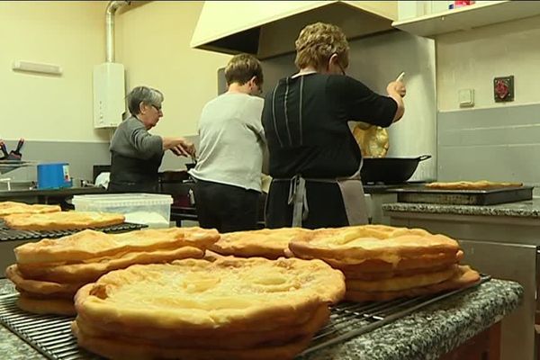 C'est une des grandes traditions de Pâques en Pays Catalan : la bougnette. Une forme de beignet, en beaucoup plus large et fin que l'on fabrique en famille ou à Millas qui en est devenu la capitale.