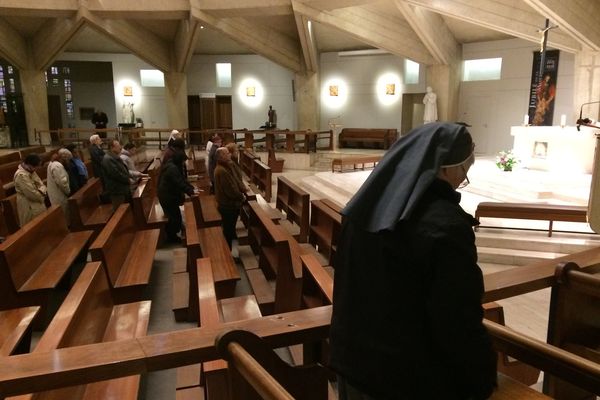 Une messe à l'église de La Salette, dans le 15ème arrondissement de Paris.