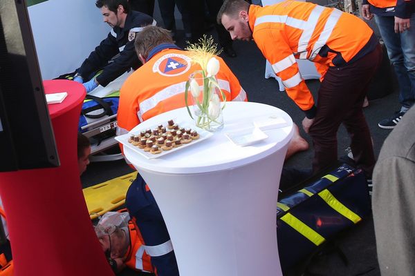 Les secours après le coup de feu accidentel pendant le discours de François Hollande lors de l'inauguration de la LGV en Charente.