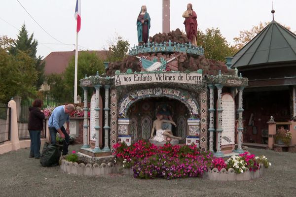 Le monument aux morts des "bols de café", un lieu insolite et unique en Alsace.