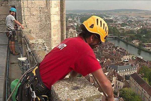 Les cordistes de l’entreprise Trav’Haut assurent des opérations de maintenance sur de nombreux monuments historiques de Bourgogne