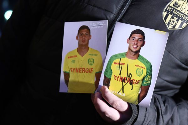 Plusieurs centaines de supporters du FC Nantes ont rendu hommage à Emiliano Sala, place Royale, à Nantes, mardi 22 janvier 2019.