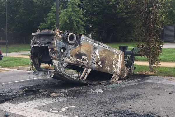 14 voitures comme celle-ci ont été incendiées dans le quartier de Penhars à Quimper