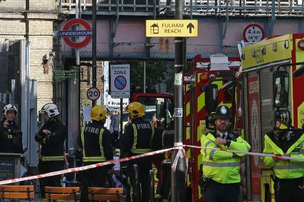 Les témoins décrivent une "explosion" dans la rame de métro. 