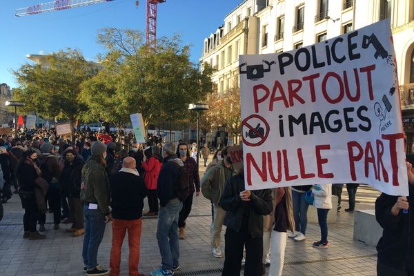 Plusieurs centaines de manifestants ce samedi à Poitiers.