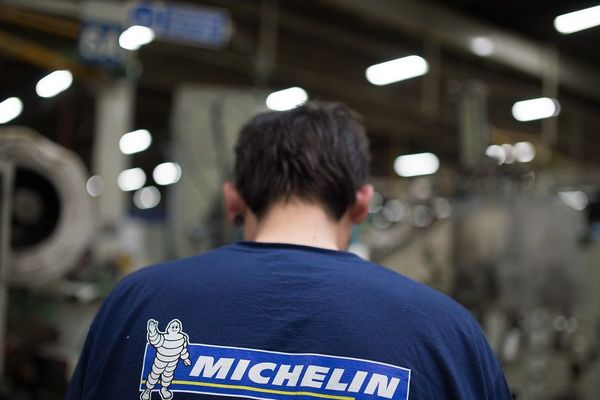 Un employé de l'usine Michelin de La-Roche-sur-Yon (Vendée), en avril 2016