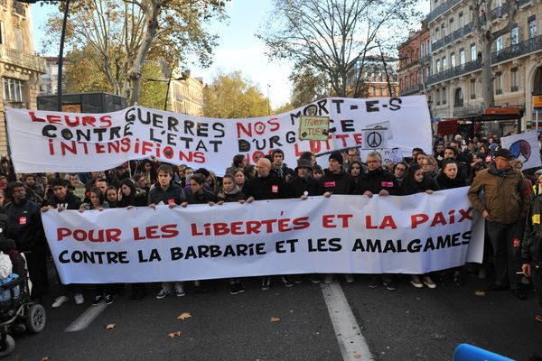 Au second plan, la banderole qui a gêné des manifestants