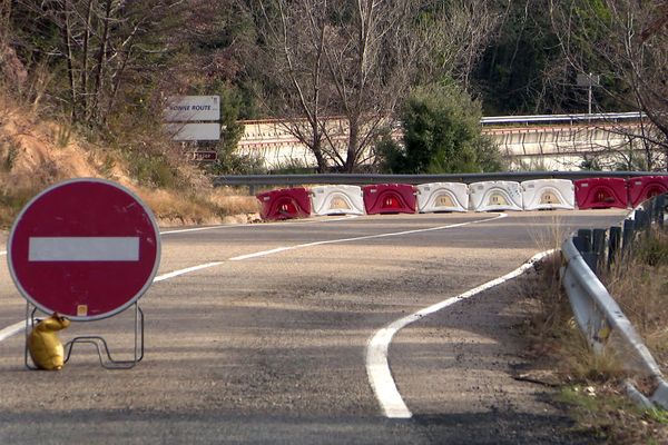 Pyrénées-Orientales - entre le Vallespir et l'Alt Emporda, le pont au-dessus du Riu Major est fermé à toute circulation même piétonne - janvier 2021.