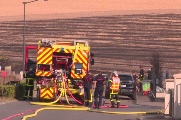 Dans la Somme, à Moreuil, un feu de culture s'est rapproché d'un lotissement, obligeant à évacuer 150 habitants.