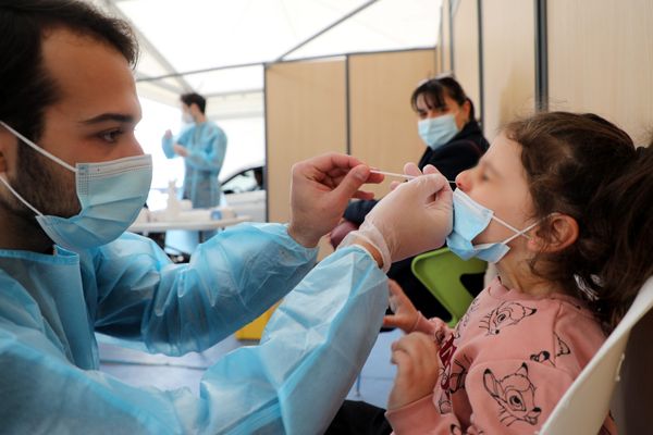 (Photo d'illustration) Le Covid circule un peu moins en Franche-Comté, mais les tests positifs augmentent encore.