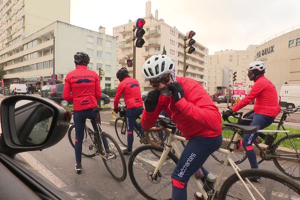 Partie de Paris le 10 novembre, la bande de cinq cyclistes doit rejoindre Aix-en-Provence en sept jours, en passant par Saint-Etienne.