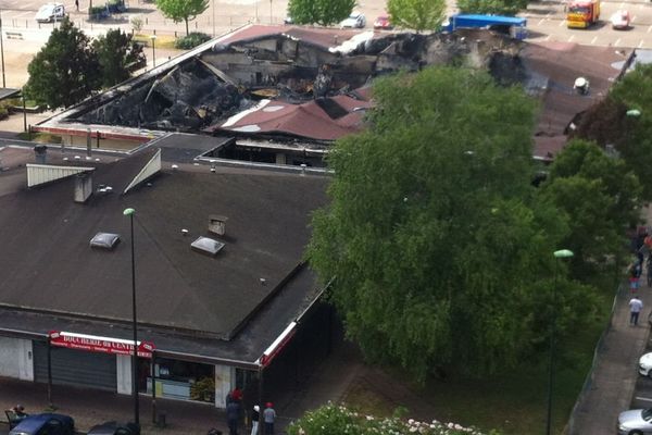 Un violent incendie a causé de gros dommages dans le centre commercial des Champs Plaisants, à Sens, dans l’Yonne, samedi 3 juin 2017. 