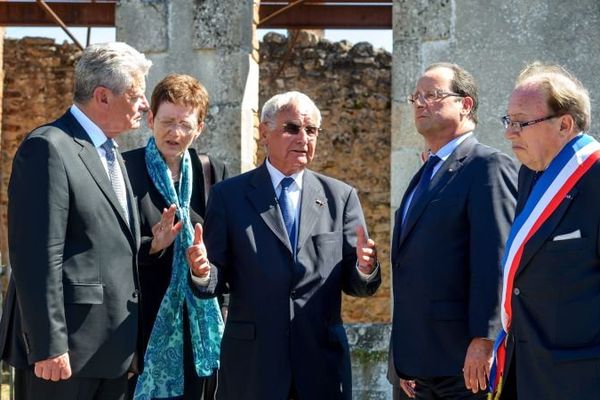 Raymond Frugier ( à droite), lors de la visite à Oradour des présidents Hollande et Gauck, 4 septembre 2013