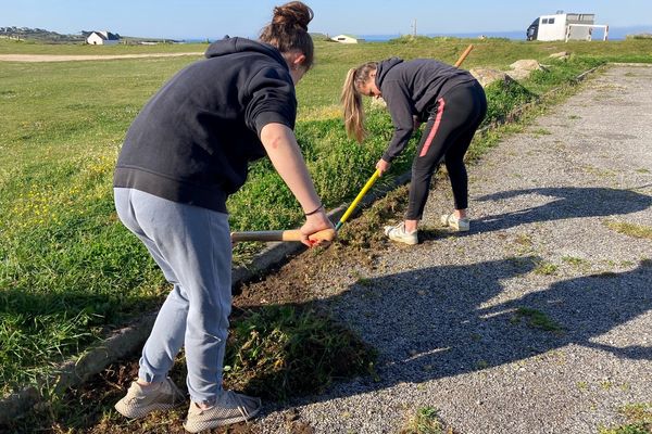 Lola et Léna entretiennent le terrain de football de leur commune pour 15 euros d'argent de poche.