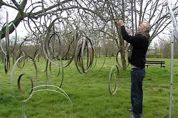 Une des sculptures monumentales de l'exposition "Art sous les poiriers"