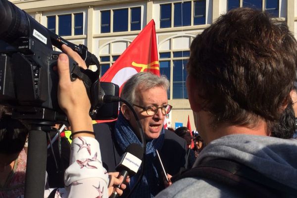 Le leader du PCF, Pierre Laurent, est arrivé vers 10 heures sur le site General Electric de Grenoble pour manifester avec les salariés.