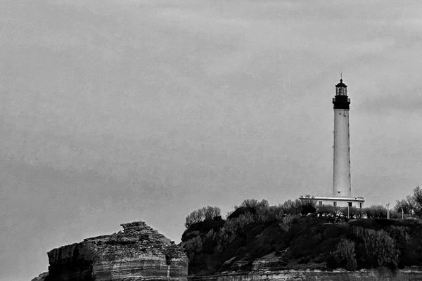 Le temps sera gris et orageux sur les côtes basques et landaises (Phare de Biarritz)