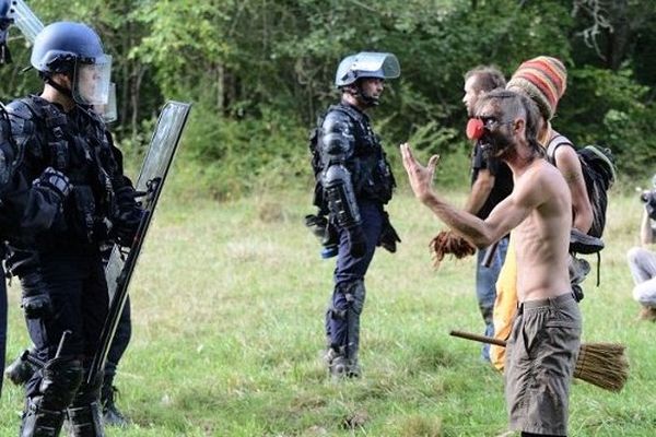 Les gendarmes ont dû intervenir dans la bagarre entre agriculteurs et opposants au barrage