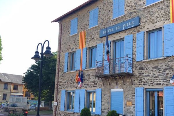 Ce matin, les drapeaux de la mairie de Saillagouse, dans les Pyrénées-Orientales, étaient en berne.