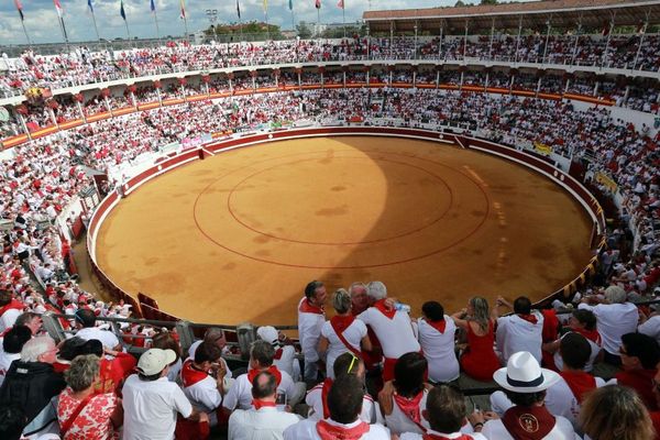 Des spectateurs attendent le début d'une corrida à Dax lors d'une féria le 15 août 2014. Photo d'illustration. 