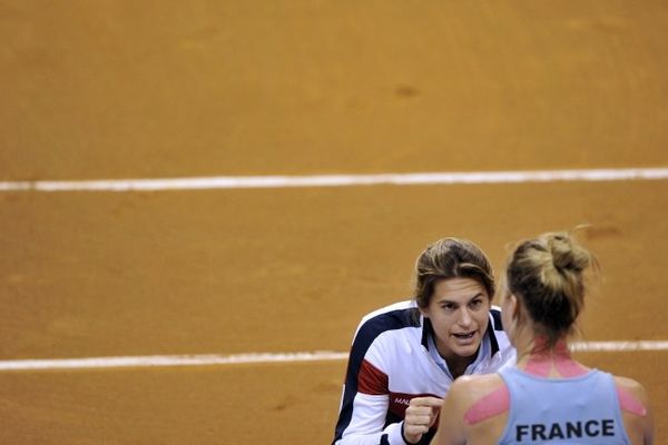 La capitaine des bleues Amélie Mauresmo qui donne ses consignes à Pauline Parmentier lors du match du 10 février 2013 à Limoges Beaublanc face à la joueuse allemande Julia Goerges.