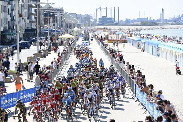 Archive. Le peloton des 4 jours de Dunkerque sur la digue de mer de Malo-les-Bains.