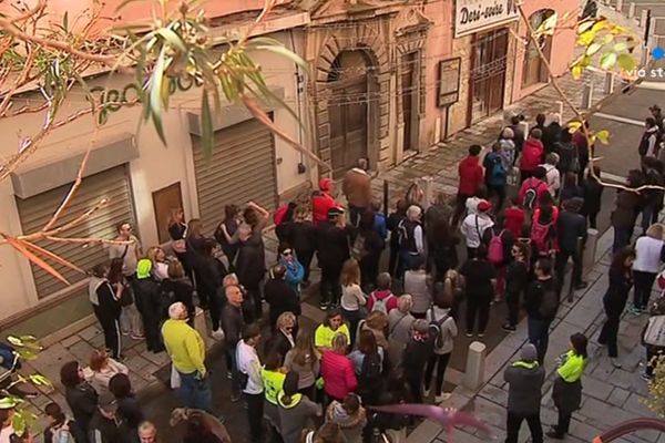 La marche s'est élancée aux alentours de 10h de la place Saint Nicolas.