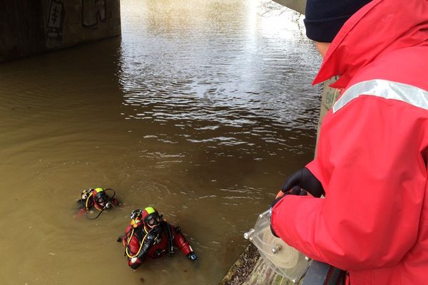 Les pompiers plongeurs mobilisés pour retrouver le véhicule dans la Vilaine