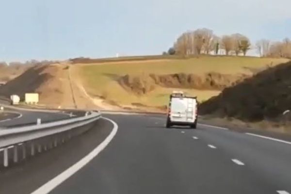 La camionnette a été filmée faisant des embardées à plus de 130km/h sur l' autoroute.