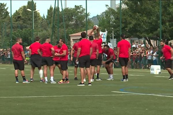 Un entraînement devant un public nombreux