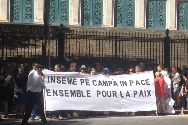 Une centaine de personnes se sont réunies samedi 6 août à Bastia, à l'appel du collectif I Paceri, pour marcher contre la barbarie.