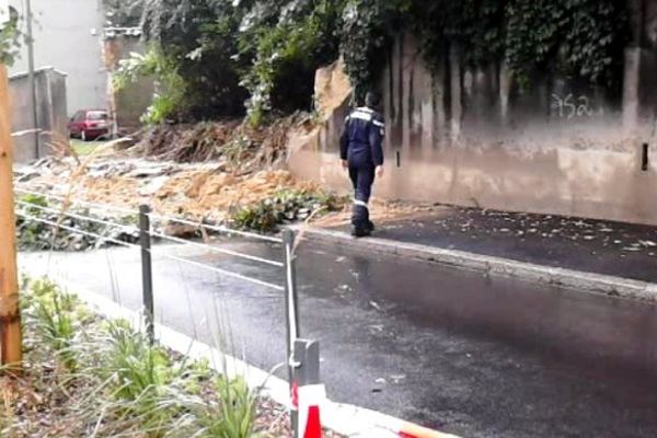 L'orage a provoqué la chute d'un mur, pas de blessés mais la grande rue de la commune est totalement bloquée. Le 26 juillet 2014