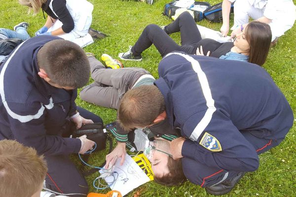 Fausses victimes, pompiers, gendarmerie et Samu simulent ensemble un scénario catastrophe.