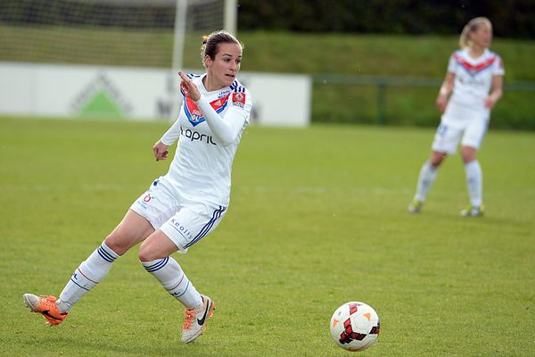 L'ex-joueuse de football féminin à l'Olympique lyonnais debout contre les violences faites aux femmes.