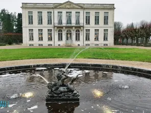 Bouges-le-Château et sa fontaine élégante