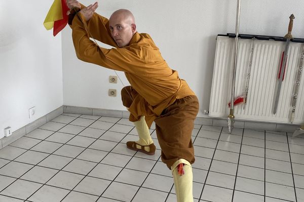 Mikael Renaut, Troyen, dans son centre de soins à Sainte-Savine, est le premier occidental à avoir été ordonné moine de Shaolin en 2013.