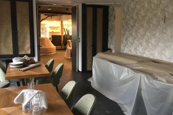 Pour la deuxième fois en quelques mois, l'hôtel-restaurant est fermé. Les bâches ont remplacé les clients.