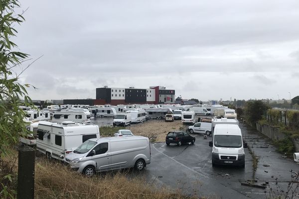 A Niort, une centaine de caravanes de gens du voyage s'est installée sur un terrain privé de la zone Mendès-France.