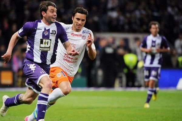 Pavle Ninkov, à la lutte avec le montpellirain Emmanuel Herrara le 26 mai 2013 au Stadium de toulouse