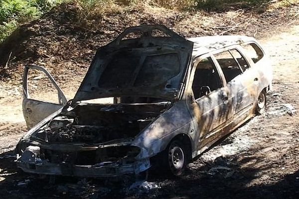 Castelreng (Aude) - la voiture de la mère de famille disparue dans la Haute-Vallée de l'Aude a été retrouvée incendiée - 2 septembre 2013.