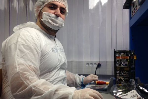 Un des deux étudiants italiens travaillant sur le nano satellite à l'Insset.