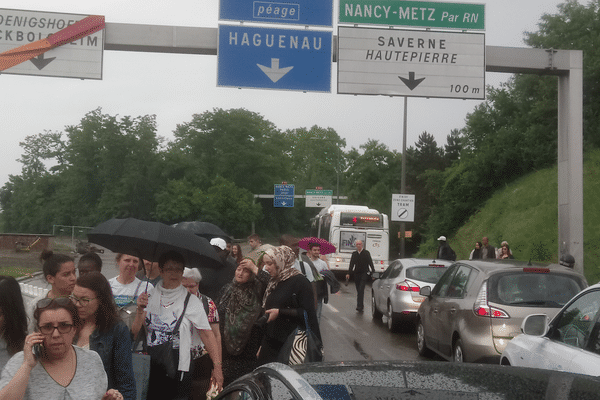 Les passagers de la ligne 4, livrés à eux même sur la voie d'accès à l'autoroute.