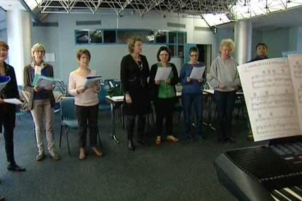 L'art-thérapie c'est aussi cette chorale qui réunit patients et soignants une fois par semaine.