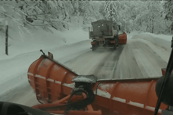 Le service des routes des Pyrénées Atlantiques sécurisent les accès à la Pierre-Saint-Martin