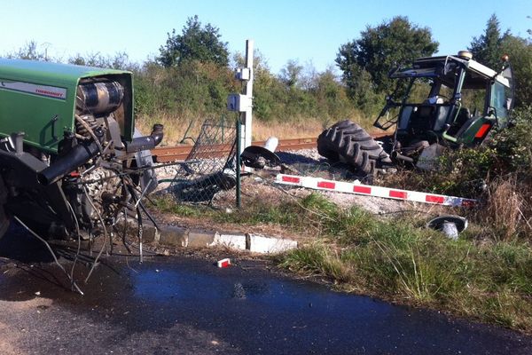 Le tracteur après la collision avec le train Poitiers/Limoges ce mardi 24 septembre 2013