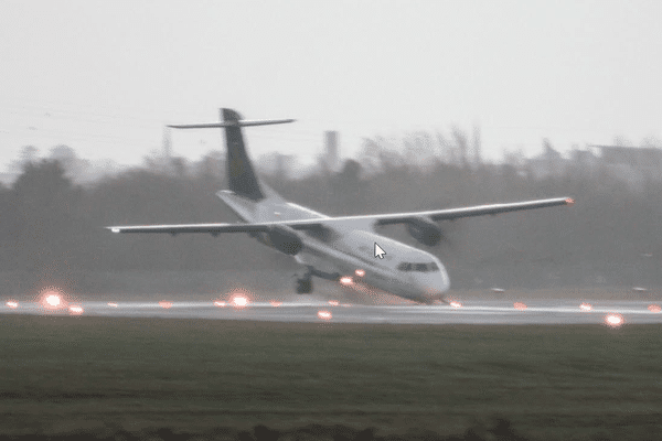 Le nez de l'ATR 72 a heurté le sol de la piste de l'aéroport de Belfast à son atterrissage, ce dimanche 22 décembre.