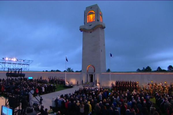 En 2018, près de 8000 personnes ont assisté aux commémorations de l'Anzac Day sur le site du Mémorial australien, près de Villers-Bretonneux.